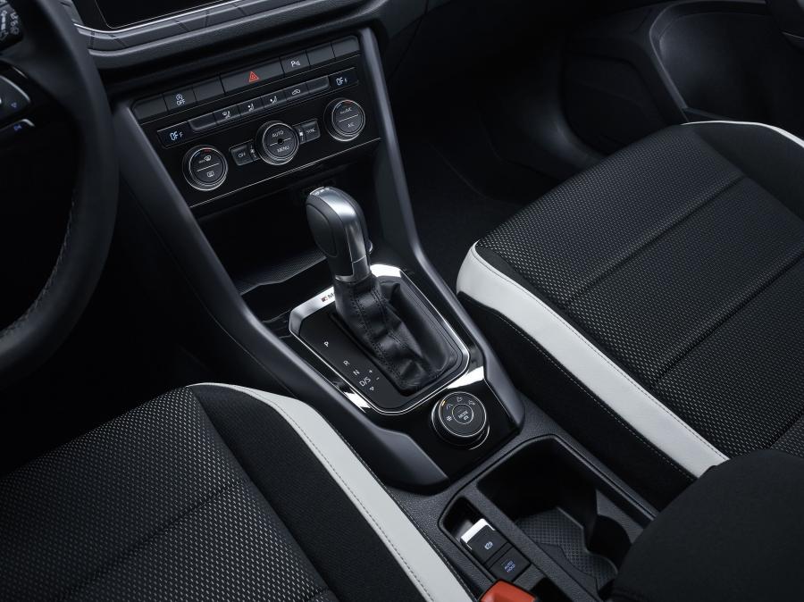 Детали интерьера Volkswagen T-Roc Cyber 2017 года  (фото 6 из 7)